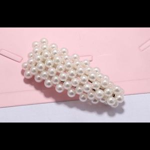 Pearl hair clip 🙃